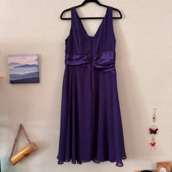 Vestido Morado Elegante con Lazo y Falda Fluida (Deep purple dress) - Picture 2 of 6
